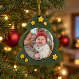 Enfeite de Natal com foto de bebê pendurado numa árvore de Natal
