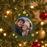 Enfeite de Natal com foto de casal pendurado numa árvore de Natal