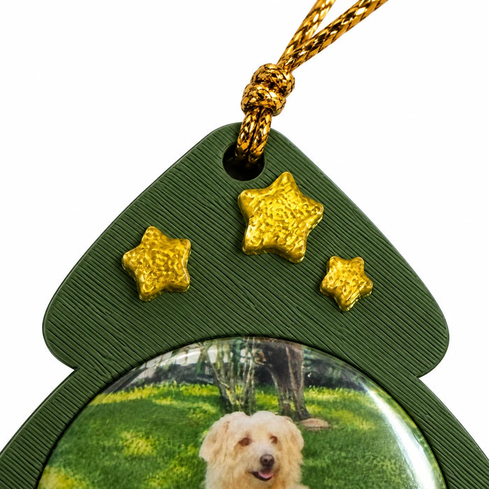 Detalhe das estrelas douradas e da textura da moldura do enfeite de Natal