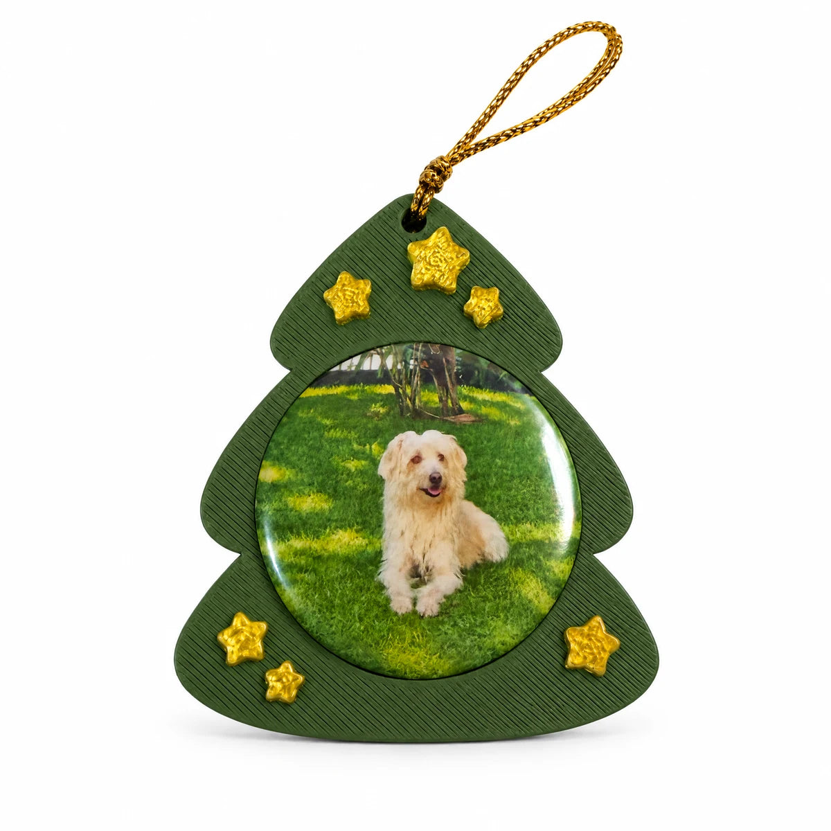 Enfeite de Natal em formato de árvore verde com estrelas douradas e a foto de um cachorro, fundo branco