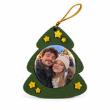 Enfeite de Natal com a foto de um casal sorrindo